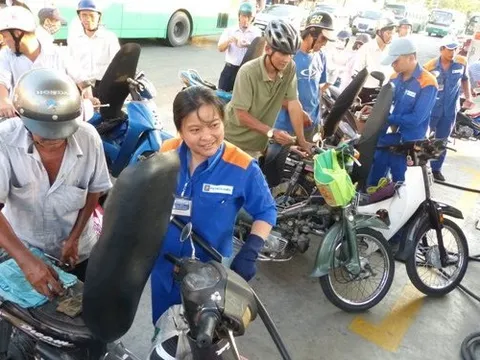 Giá xăng tăng mạnh gần 1.000 đồng/lít