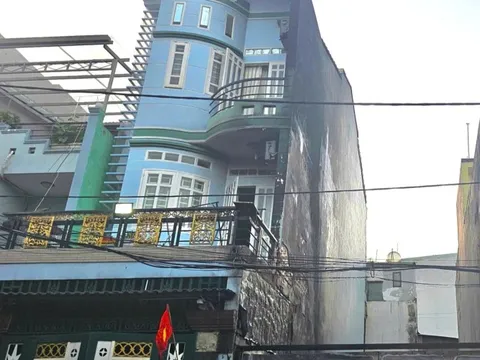 Cháy ở TPHCM, đe dọa 2 căn nhà