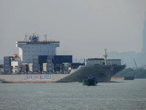 Xung đột Trung Đông: “Nghẽn cổ chai” tại Hormuz, hãng tàu áp thêm phụ phí chiến tranh