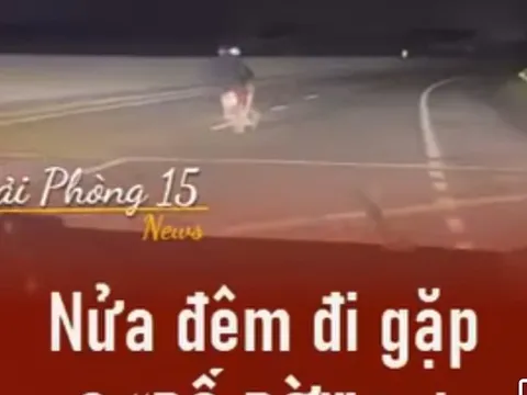 Hai người đàn ông đầu trần, đi xe máy lạng lách, đánh võng trên quốc lộ