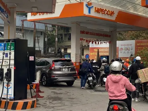 Giá xăng dầu tăng rất mạnh, có mặt hàng tăng tới hơn 7.100 đồng/lít