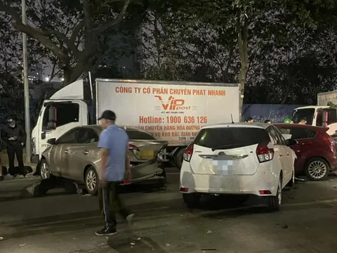 VIDEO: Xế hộp lao như tên bắn, tông liên tiếp nhiều ô tô và xe máy, 4 người bị thương