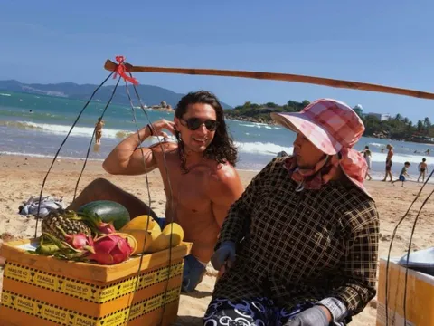 Màn rao tiếng Anh của người phụ nữ bán hàng rong ở Nha Trang thành bản hit triệu view gây sốt toàn cầu