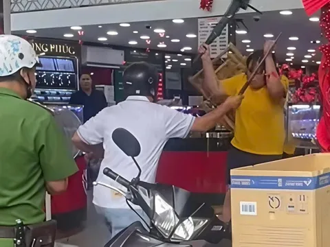 Người phụ nữ cầm dao "quậy tưng" tiệm vàng ở Mỹ Tho