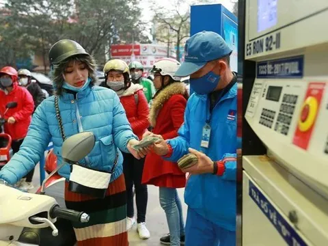 Giá xăng giảm, dầu tăng