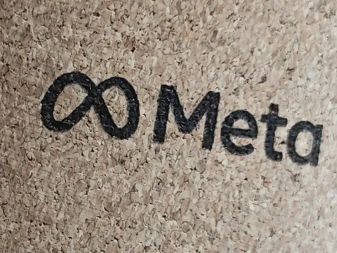 Apple tính thêm 30% phí dịch vụ quảng cáo trên Facebook, Instagram