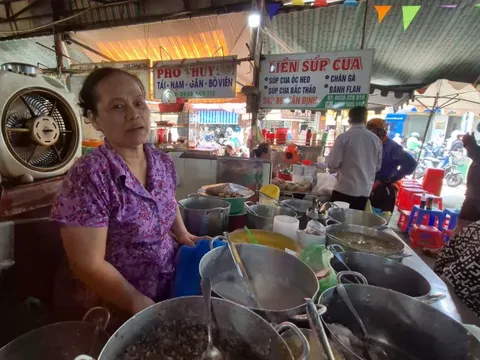 Chủ sạp chè hơn 50 năm ở chợ Tân Định tiết lộ lý do giữ giá bán nhiều năm