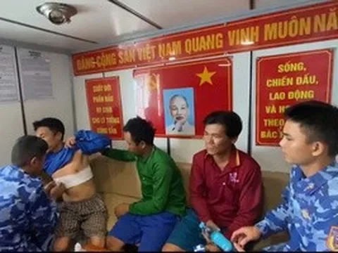 Tàu cá bốc cháy trên vùng biển Tây Nam