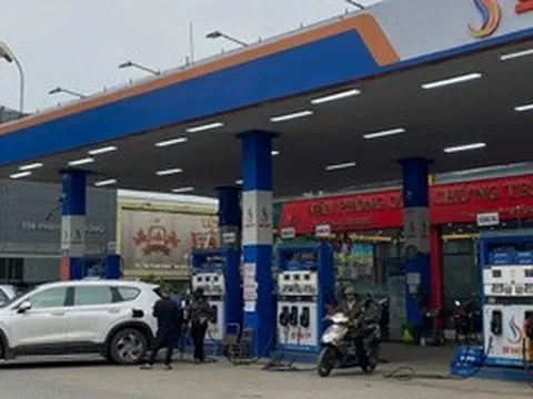 Cảnh tượng khác lạ tại cây xăng khi giá giảm sâu