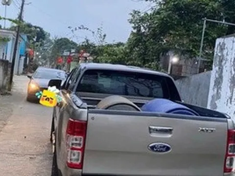 Xôn xao clip tài xế đậu xe bán tải chiếm hết phần đường bị nhắc nhở còn tranh cãi