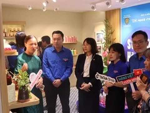 Hàng Việt "xuống" phố Tràng Tiền, thu hút giới trẻ