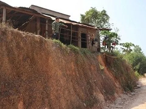 Nhà dân cheo leo miệng vực sau hiến đất, Chủ tịch tỉnh Đồng Nai chỉ đạo làm rõ