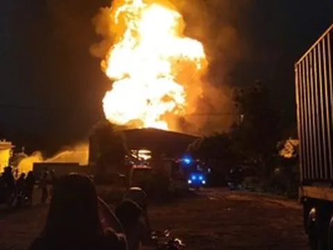 Cháy ngùn ngụt kèm nổ lớn ở công ty sơn tại TPHCM