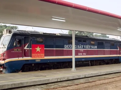 Trải nghiệm chuyến tàu sắc tím mộng mơ trên cung "đường vàng" miền Trung