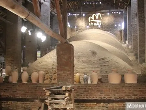 Lò Bầu nung cổ duy nhất còn lại ở Bát Tràng khiến du khách bất ngờ