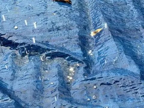 VIDEO: Mưa đá kèm dông lốc xuất hiện khiến người dân bất ngờ