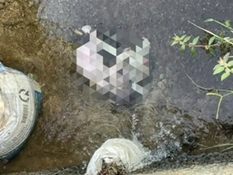 Thi thể bé trai sơ sinh nằm bên mương nước ở TPHCM