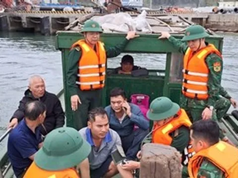 Tàu chở cát chìm trên biển, 5 người trên tàu được cứu kịp thời