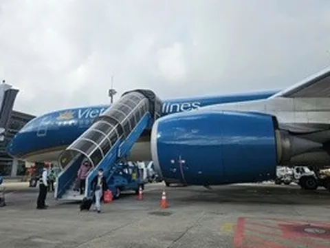 Hàng không, du lịch chật vật giữ khách