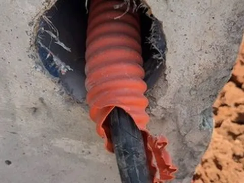 Khó ngờ trước hình ảnh cáp điện, vật tư chiếu sáng trên tuyến cao tốc Biên Hòa - Vũng Tàu bị lấy cắp