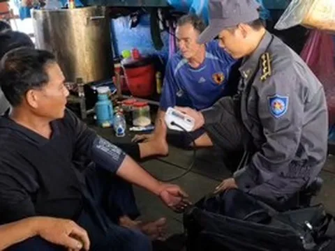 Tàu Kiểm ngư 475 cứu 36 ngư dân gặp nạn trên vùng biển Trường Sa