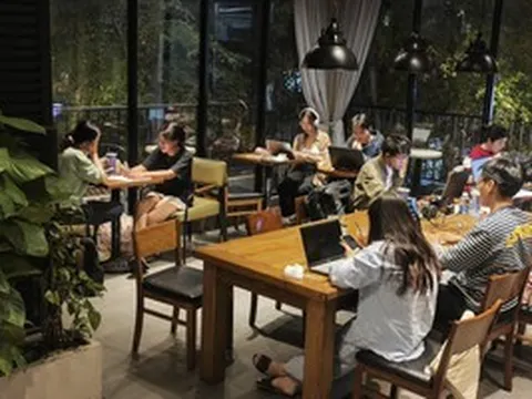 Vào quán cà phê ngồi 10 tiếng chỉ gọi 1 ly nước: Thu phí hay làm ngơ để giữ khách?