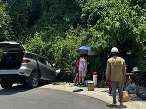 Ô tô lao xuống mương đèo Hòn Bà, 6 người gặp nạn