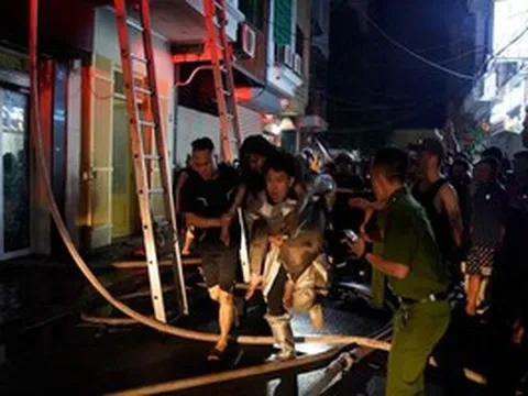 Giải cứu 5 người trong vụ cháy ngôi nhà 6 tầng lúc nửa đêm