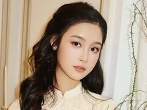 Sắc vóc đời thường gây chú ý của "Hoa khôi nhí Tây Đô" ở tuổi 18