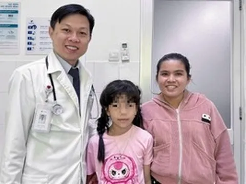 Người mẹ nghèo xúc động cảm ơn bệnh viện cứu sống con gái mình