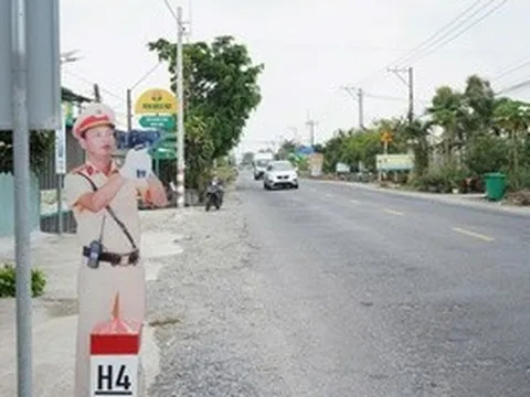 Tây Ninh: Hình nộm cảnh sát giao thông bắn tốc độ khiến tài xế giật mình