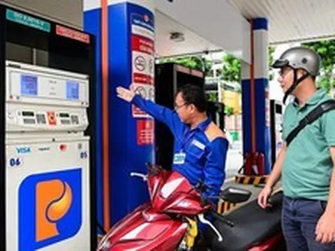 Giá xăng giảm hơn 3.800 đồng/lít