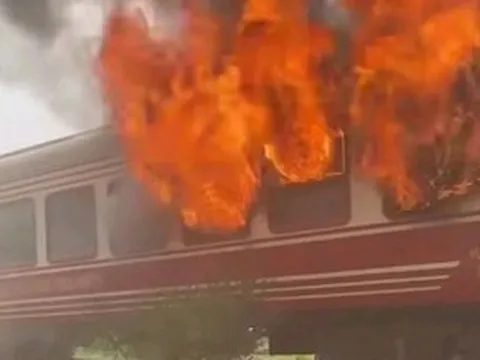 Tàu hỏa chở khách tuyến Hà Nội - Hải Phòng đang chạy bất ngờ bốc cháy dữ dội