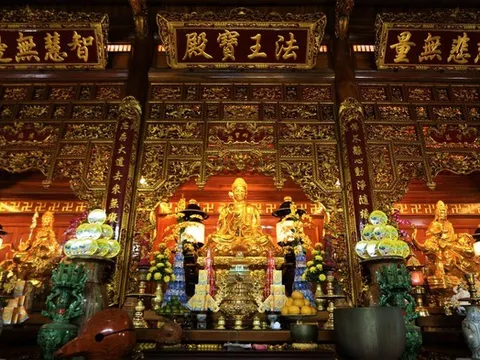 Mục sở thị những pho tượng dát vàng tại ngôi đền giữa làng quê Hà Tĩnh