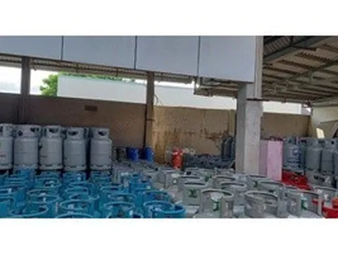 Vì sao giá xăng dầu giảm mạnh, giá gas vẫn ở mức cao?