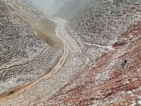 VIDEO: Mưa đá phủ trắng đồi núi