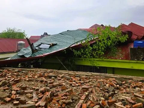 Dông lốc, sét và mưa đá tàn phá nhiều nơi, nguy cơ thời tiết cực đoan còn xảy ra