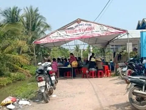 Em bé chết đuối thương tâm tại mương nước trước cửa nhà