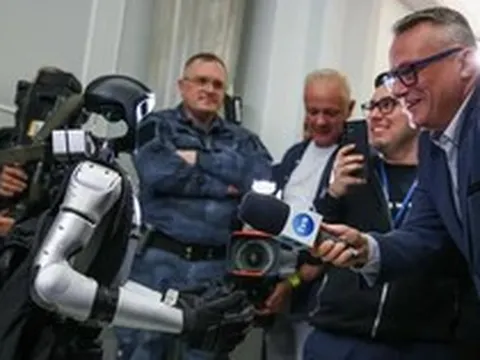 90% đơn hàng robot hình người chỉ để… chụp ảnh? Sự thật ngã ngửa phía sau những bản hợp đồng robot “khủng” tại Trung Quốc