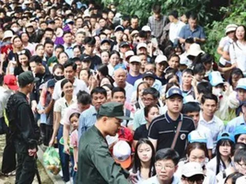 Biển người đổ về Đền Hùng trước ngày Giỗ tổ Hùng Vương