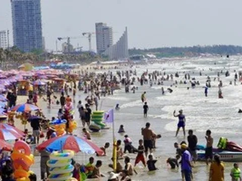 Biển Vũng Tàu tấp nập, đua nhau check-in công viên ven biển