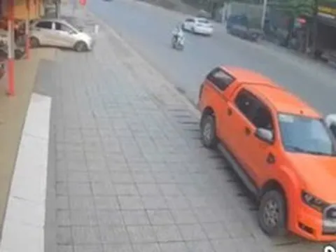 VIDEO: Đang mở cửa xe, tài xế xe bán tải bị tông văng