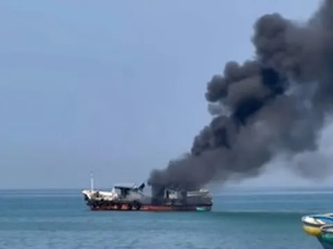 CLIP: Nổ lớn, cháy tàu chở dầu ngoài khơi Liên Hương
