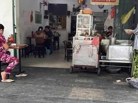 Chủ các quán ăn nói gì khi giá bán vẫn cao bất chấp xăng dầu giảm mạnh?