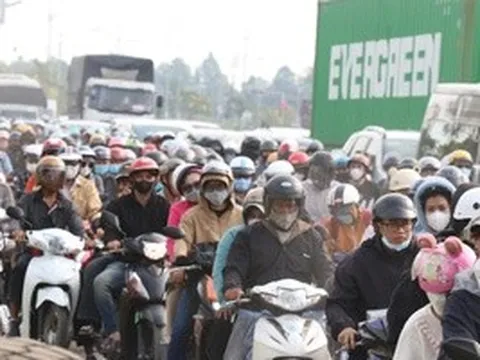 Dòng người từ TPHCM đổ xô đi nghỉ lễ 30-4, nhiều tuyến đường quá tải