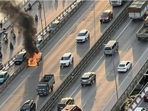 Ô tô cháy ngùn ngụt trên đường Vành đai 3 vào giờ cao điểm ngày đi làm cuối cùng trước nghỉ lễ