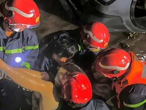 Nam thanh niên mắc kẹt trong ô tô lật ngửa dưới mương nước hàng giờ