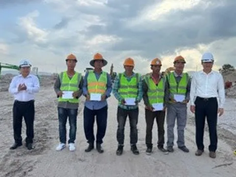 Lãnh đạo Phú Quốc thăm hỏi, tặng quà công nhân làm việc xuyên lễ 30-4