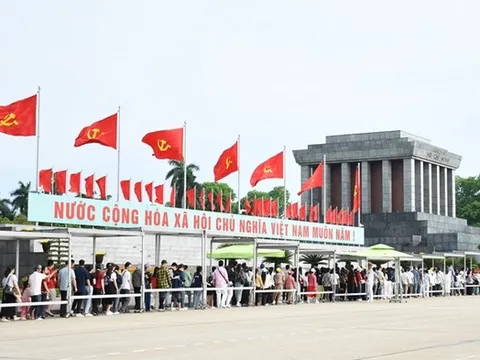 Hơn 20.000 người vào Lăng viếng Chủ tịch Hồ Chí Minh sáng 30/4