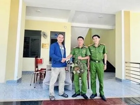 Bất ngờ phát hiện cá thể cu li quý hiếm leo dây điện trước nhà dân ở Gia Lai